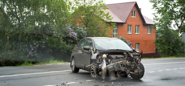 Rozbity samochód na drodze