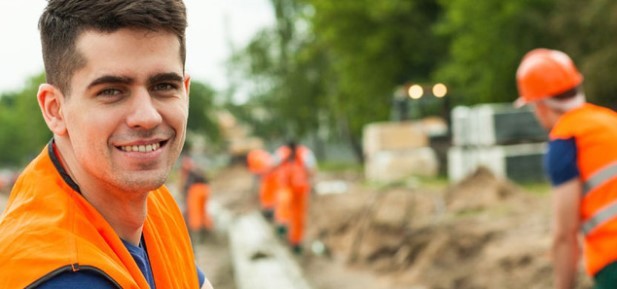 Robotnicy na budowie