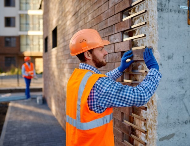 Robotnik układający cegły