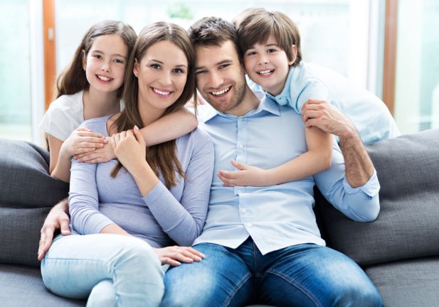 rodzina siedząca na kanapie